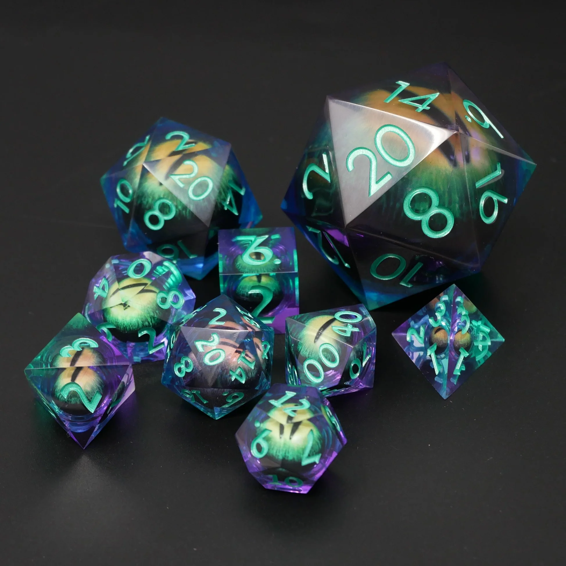 Remorhaz's Eye | Giant D20 Moving Eye DnD Dice | Acrylic RPG Gaming Dice - Image 4